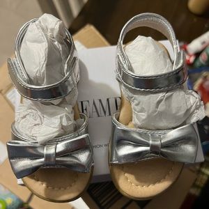 NIB baby girls silver sandals in size 5T. Made by Dreampairs.